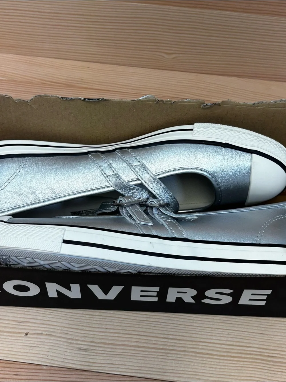 Converse Dainty Mary Jane OX Woman’s Sz 9 Slip On Shoe Silver Leather  A12201C
